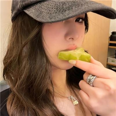 黑衣女孩